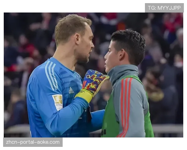 特写:看台上的诺伊尔,为队友每一次扑救鼓掌 特写:看台上的诺伊尔,为队友每一次扑救鼓掌